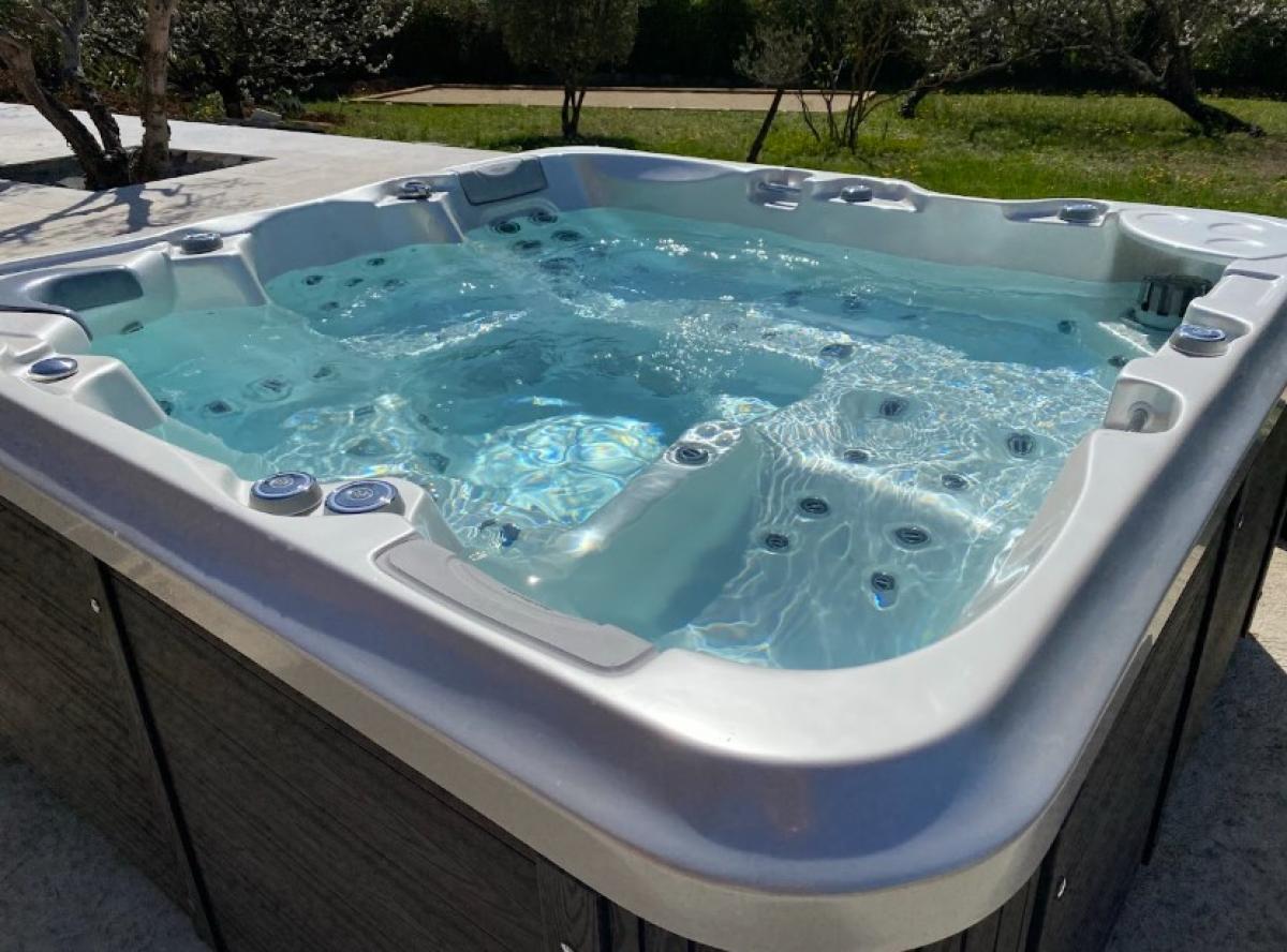 Delphina-3G---Spa-de-massage---Iprana