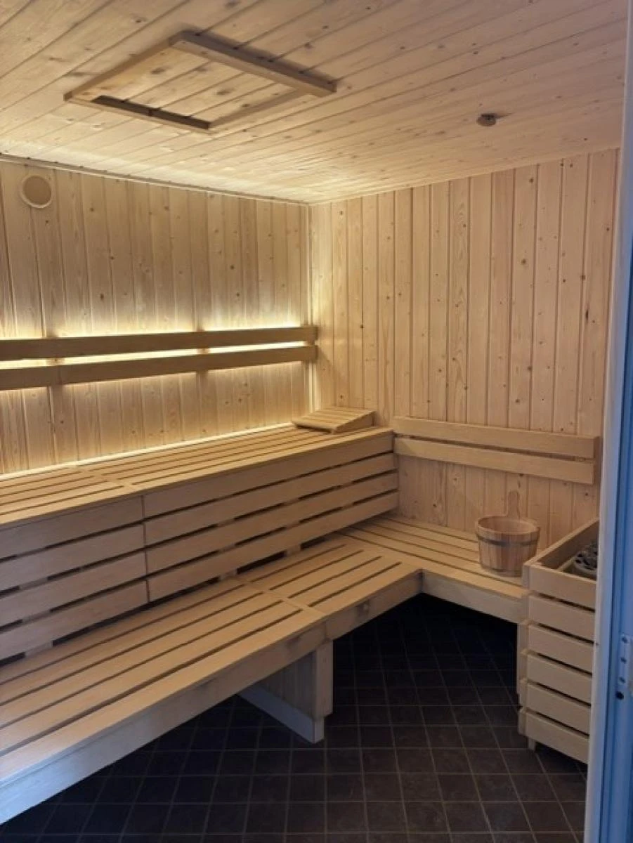 Rénovation d’une cabine sauna professionnelle dans un centre aquatique du Finistère
